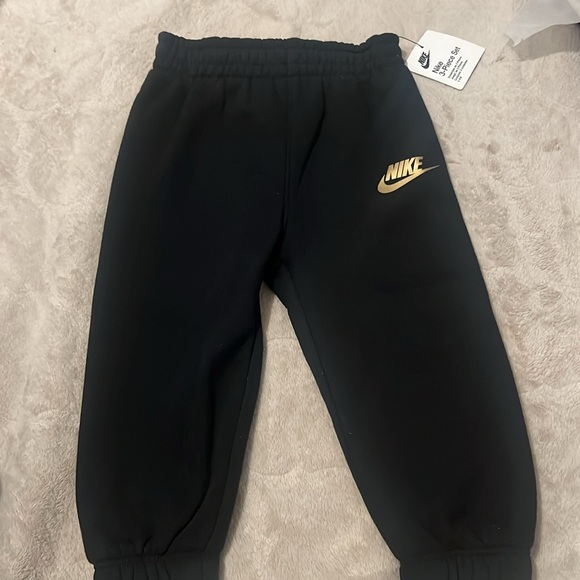 Nike 3pc set
Color - Red/Black
Size- 12Months - Picture 3 of 3